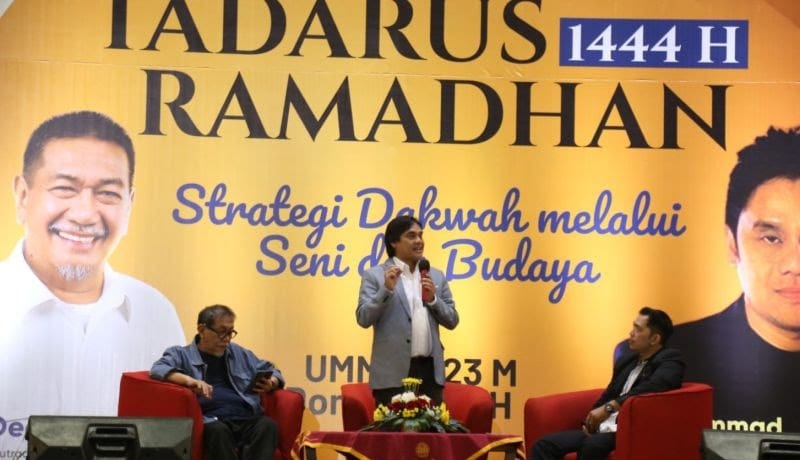 Musisi dan komposer senior Muhammad Dwiki Dharmawan, dalam Tadarus Ramadhan di DOM, Universitas Muhammadiyah Malang (UMM), Jawa Timur, Jumat (14/04/23).
