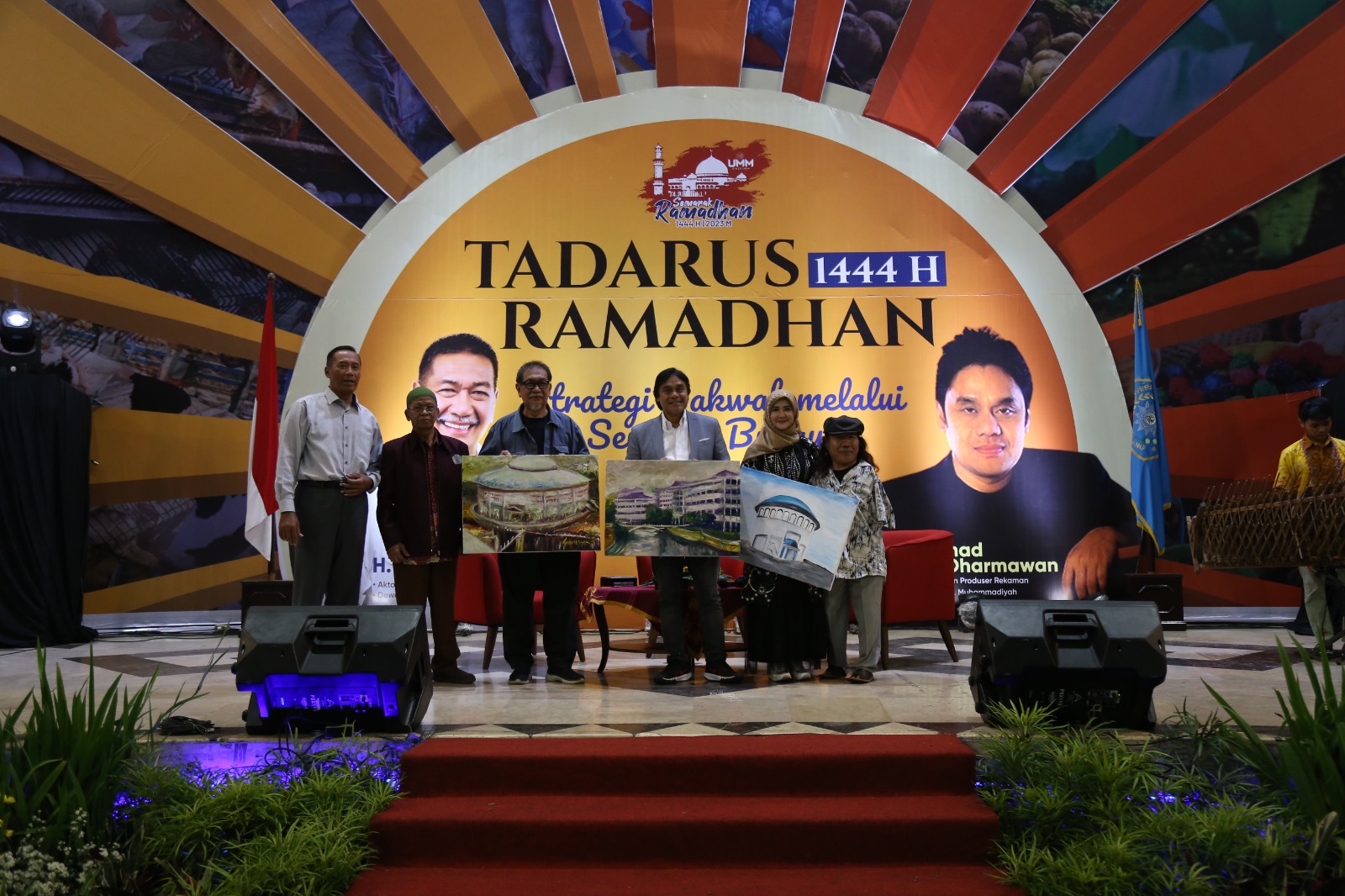 Rektor UMM Dr. Fauzan, M.Pd (kiri) bersama Deddy Mizwar, Dwiki Dharmawan dan Ita Purnamasari dalam Tadarus Ramadhan di UMM
