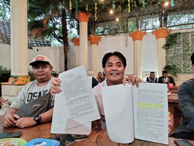Sumardhan, SH, MH, menunjukkan salinan putusan dari PN Kepanjen terkait sengketa tanah PT Noto Joyo Nusantara, pengembang property, Jumat (14/04/2023)