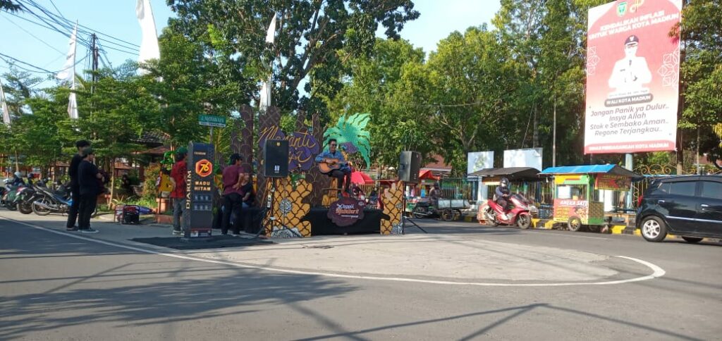 Asyik Itu Ngabuburit di Bunderan Kota Madiun, Live Musiknya Nonjok Gaes