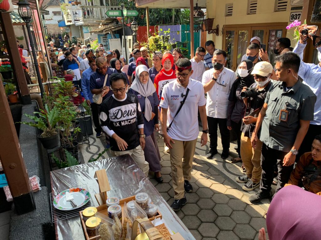 Kehadiran Menparekraf Sandiaga Salahuddin Uno di kawasan Heritage Kayutangan mendapat sambutan luar biasa dari masyarakat