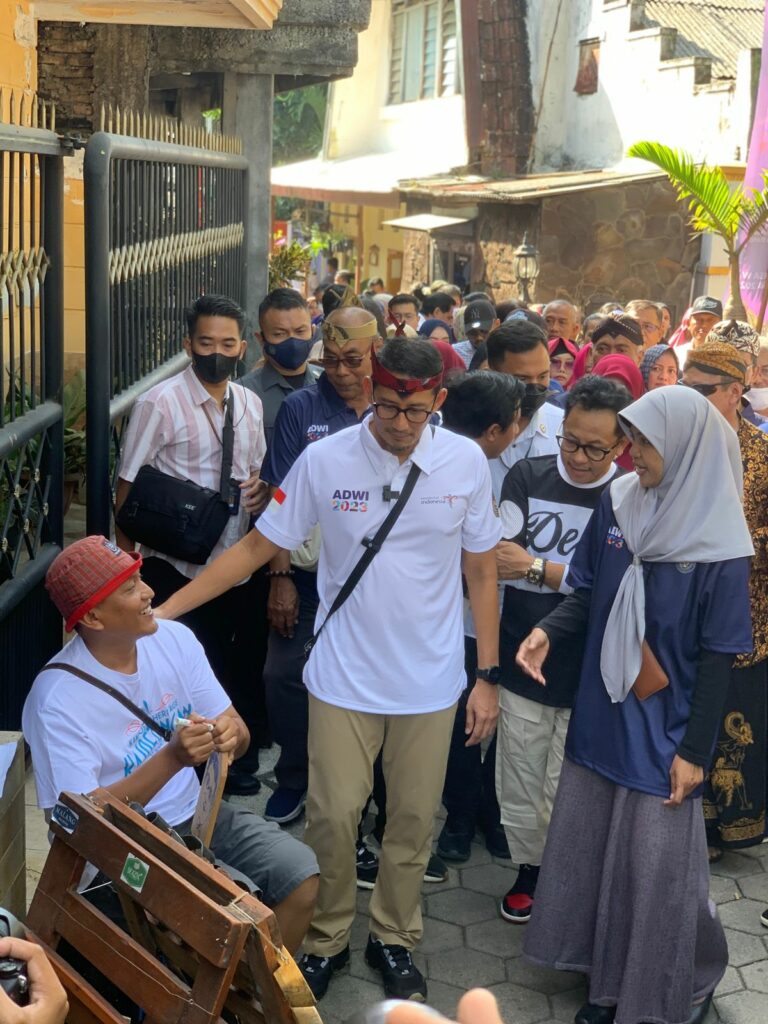 Kehadiran Menparekraf Sandiaga Salahuddin Uno di kawasan Heritage Kayutangan mendapat sambutan luar biasa dari masyarakat