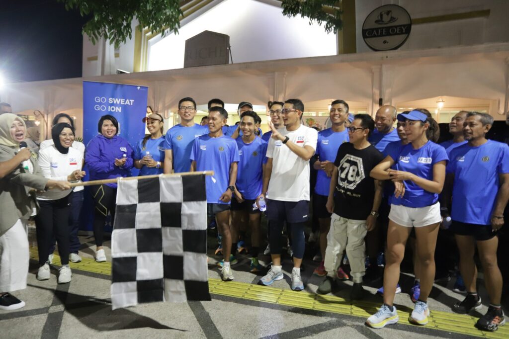 Sandiaga Uno memberangkatkan peserta lari malam