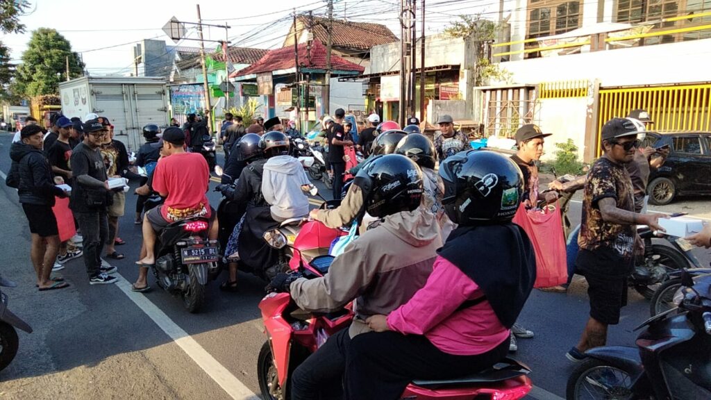 Puluhan anggota komunitas yang tergabung dalam KOMPAS membagikan takjil kepada para pengendara dikawasan Gadang, Kota Malang (ft.cholil)