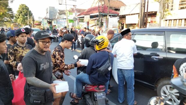 Puluhan anggota komunitas KOMPAS membagikan takjil