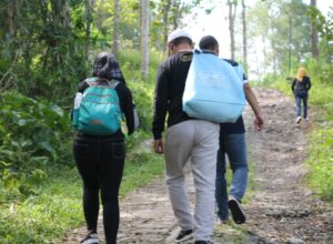Berjalan kaki jauh ke pelosok Ponorogo, karyawan QNET menyerahkan bantuan kepada warga (istimewa)