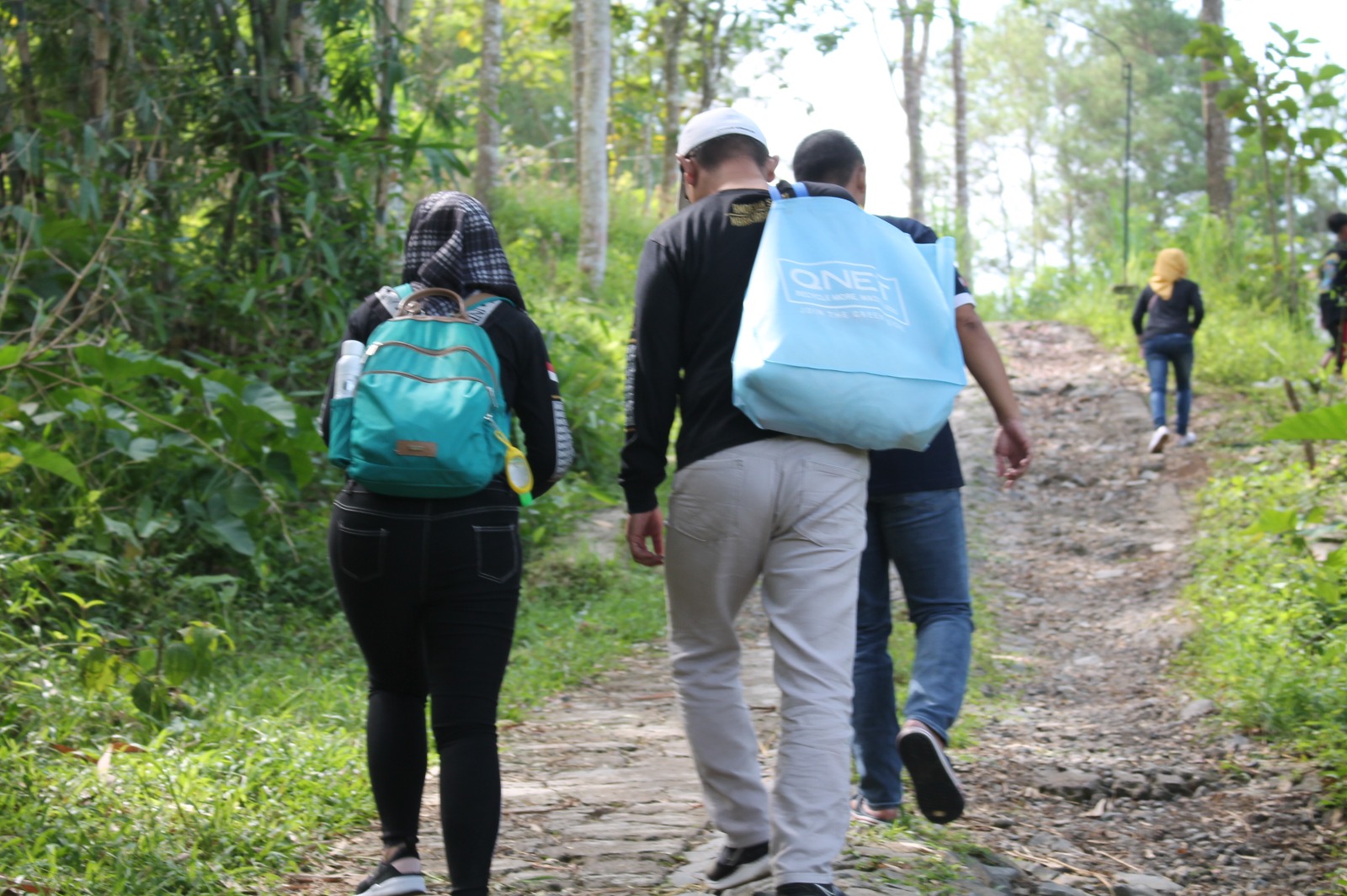 Berjalan kaki jauh ke pelosok Ponorogo, karyawan QNET menyerahkan bantuan kepada warga (istimewa)