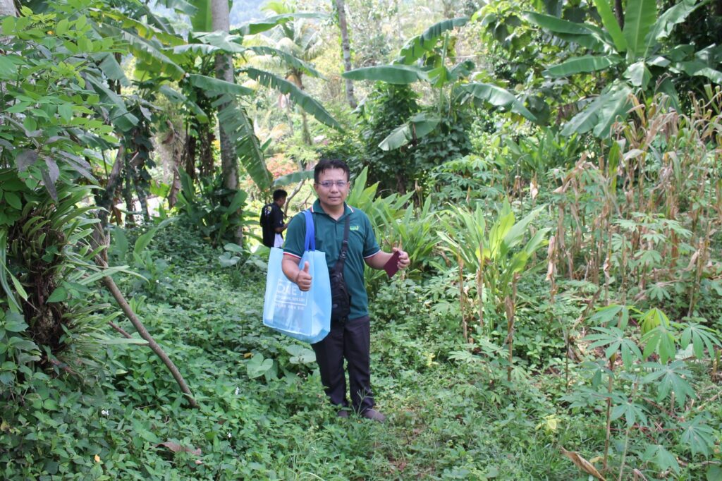 Berjalan kaki jauh ke pelosok Ponorogo, karyawan QNET menyerahkan bantuan kepada warga (istimewa)