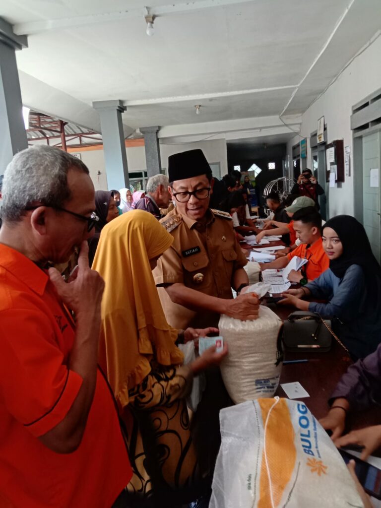 Walikota Sutiaji saat mengunjungi dan memantau penyaluran bantuan beras di Kantor Kelurahan Tanjungrejo (ist)