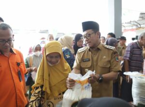 Walikota Sutiaji saat mengunjungi dan memantau penyaluran bantuan beras di Kantor Kelurahan Tanjungrejo (ist)