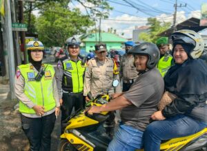 Rudi bersama sang istri, pemudik asal Blitar mengapresiasi dan mengucapkan terimakasih atas bantuan polisi di Kota Malang (ist)