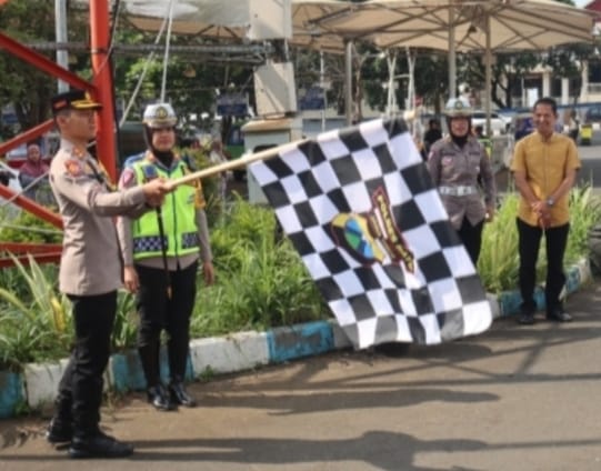 AKBP Oskar Syamsuddin memberangkatkan balik mudik gratis dari terminal Kota Batu tujuan Jakarta