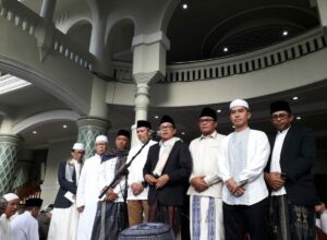 Walikota Sutiaji bersama takmir Masjid Jami' dan Forkopimda saat Sholat Ied di Masjid Jami' (istimewa)