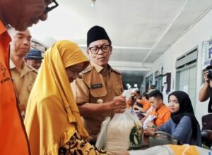 Walikota Malang, H Sutiaji menyerahkan secara simbolis bantuan beras kepada warga di Tanjungrejo (istimewa)