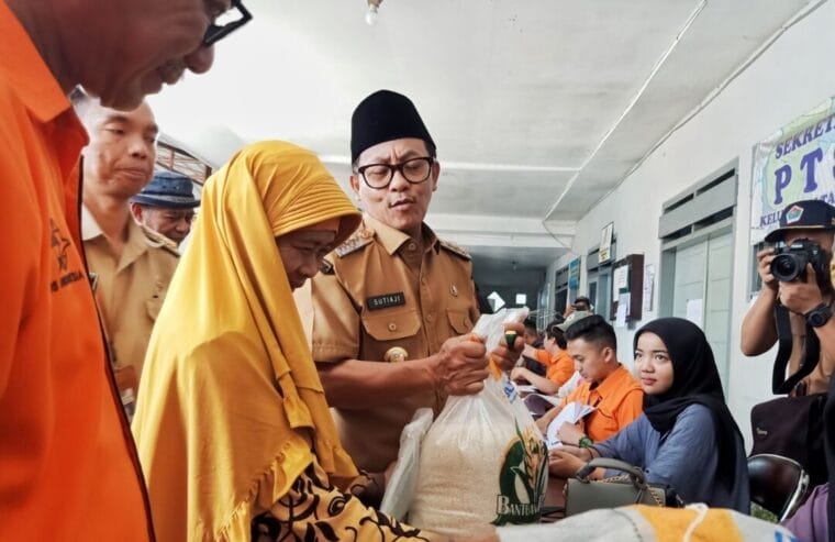 Walikota Malang, H Sutiaji menyerahkan secara simbolis bantuan beras kepada warga di Tanjungrejo (istimewa)
