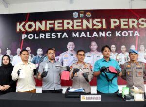 Konferensi pers pembobol rumah makan CowCow yang berhasil diungkap Polsek Klojen di Polresta Malang Kota