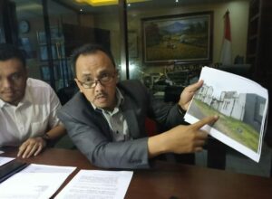 Dr Yayan Riyanto, SH, MH & Partner menunjukkan bukti foto unit rumah kliennya yang sampai saat ini belum dibangun (ist)