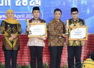 Walikota Malang, H Sutiaji (kanan) menerima penghargaan Perencanaan Pembangunan Daerah (PPD) terbaik kedua se - Jawa Timur (istimewa)