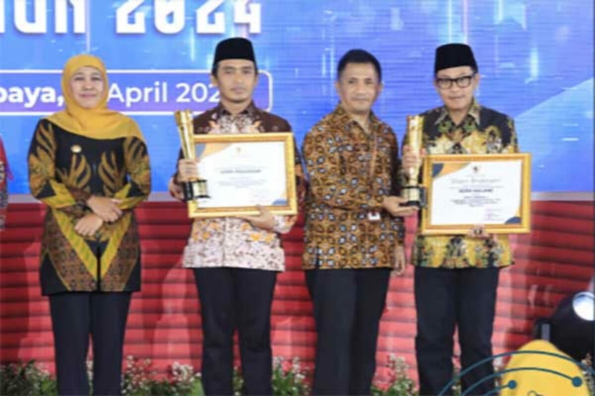 Walikota Malang, H Sutiaji (kanan) menerima penghargaan Perencanaan Pembangunan Daerah (PPD) terbaik kedua se - Jawa Timur (istimewa)
