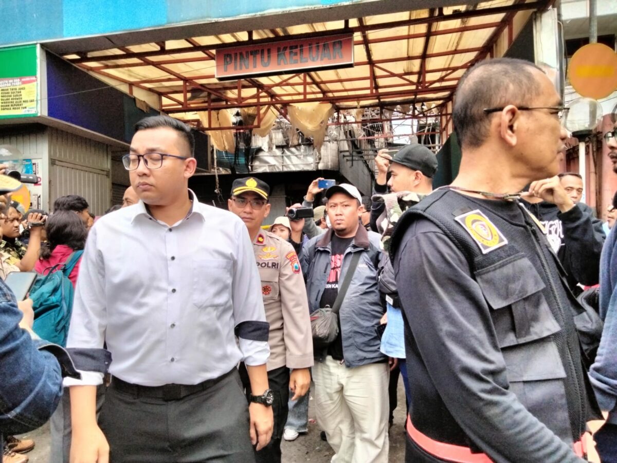 Kasat Reskrim Polresta Malang Kota, Kompol Bayu Febrianto Prayoga (Hem putih) saat mendampingi tim labfor Polda Jatim di Malang Plaza