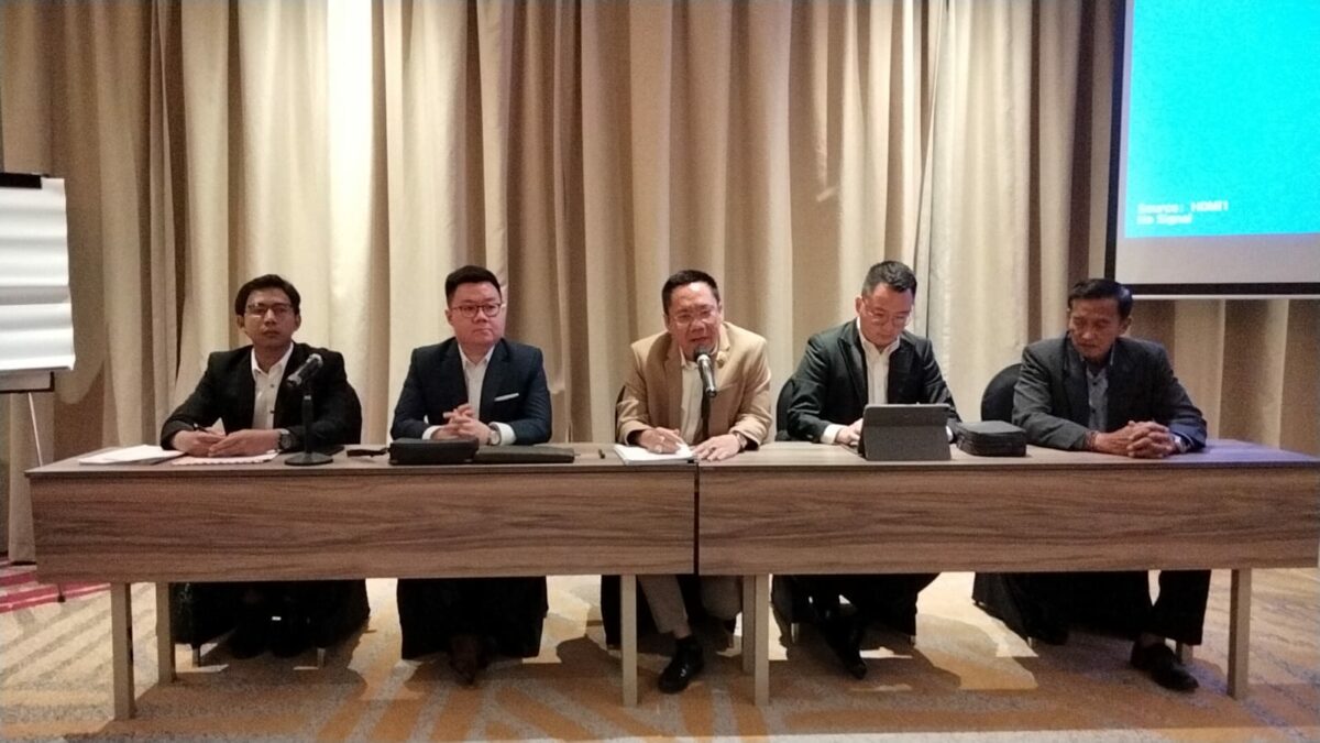 Gunadi Handoko, SH, MM, M.Hum, CLA, saat menggelar konferensi pers didampingi William Surya Putra Handoko, SH, M.Kn dan Malvin Hariyanto, SH, CCD serta Achmad Djuanedi, SH dan Ahmad Darmawan MN, SH, Sabtu (06/05/2023).