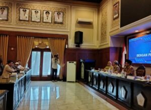 Walikota Malang, H Sutiaji membuka audensi Pemilik Tenant di Malang Plaza, pedagang serta manajemen Malang Plaza di rumah sidang Balaikota Malang
