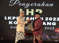 Ketua DPRD Kota Malang, I Made Riandiana Kartika menerima LHP dari Kepala Badan Pemeriksa Keuangan (BPK) RI Perwakilan Provinsi Jawa Timur, Karyadi, S.E., M.M., Ak., CA., CFrA, CSFA, pada acara Penyerahan Serentak LHP atas LKPD se-Jawa Timur, Kamis (25/05/2023) di Sidoarjo. (Ist)