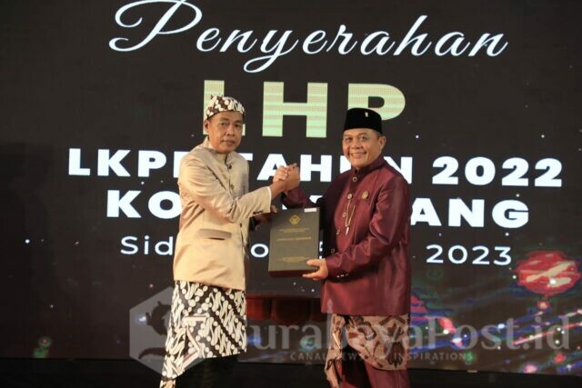 IMG-20230526-WA0013 Ketua DPRD Kota Malang, I Made Riandiana Kartika menerima LHP dari Kepala Badan Pemeriksa Keuangan (BPK) RI Perwakilan Provinsi Jawa Timur, Karyadi, S.E., M.M., Ak., CA., CFrA, CSFA, pada acara Penyerahan Serentak LHP atas LKPD se-Jawa Timur, Kamis (25/05/2023) di Sidoarjo. (Ist)
