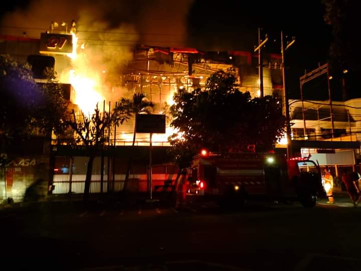 Kebakaran hebat terjadi di Malang Plaza pada Selasa (02/05/2023) dini hari. (istimewa)