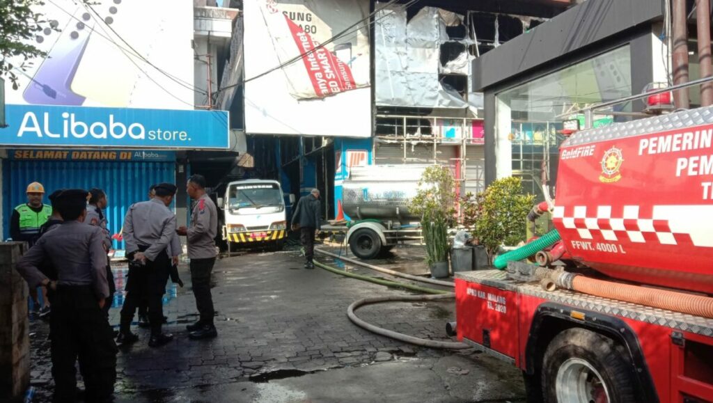 Tim pemadam kebakaran berhasil memadamkan api di Malang Plaza (ist)