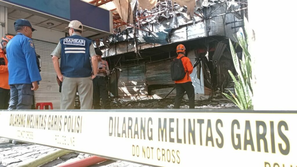 Garis Polisi dipasang di pintu masuk Malang Plaza (ist)