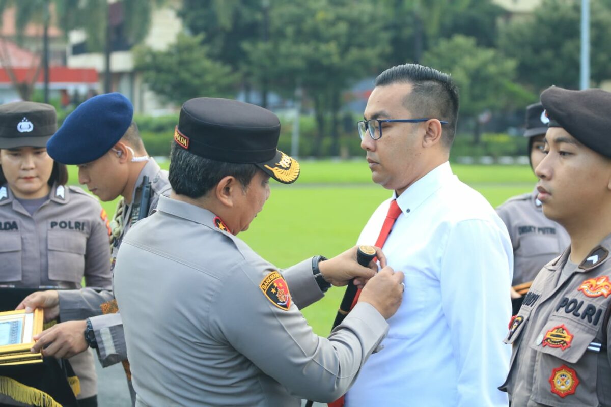 Kasat Reskrim Polresta Malang Kota, Kompol Bayu Febrianto Prayoga saat menerima penghargaan dari Kapolda Jatim, Irjen Pol Dr. Toni Harmanto, MH (ist)