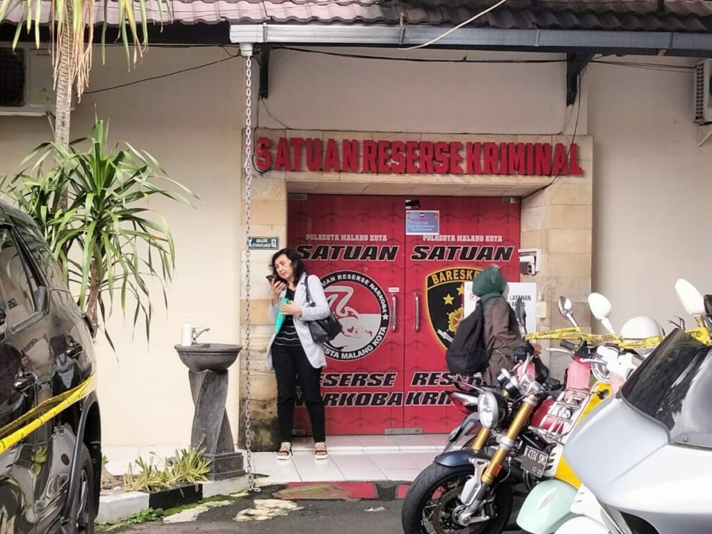 Laurencia Ike Anggriani saat keluar dari ruang Satreskrim Polresta Malang Kota