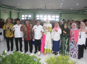 Walikota Malang H Sutiaji didampingi Kepala Dinas Pendidikan dan Kebudayaan, Suwarjana pose bersama para purna tugas dan tenaga pendidik dalam acara halal bihalal