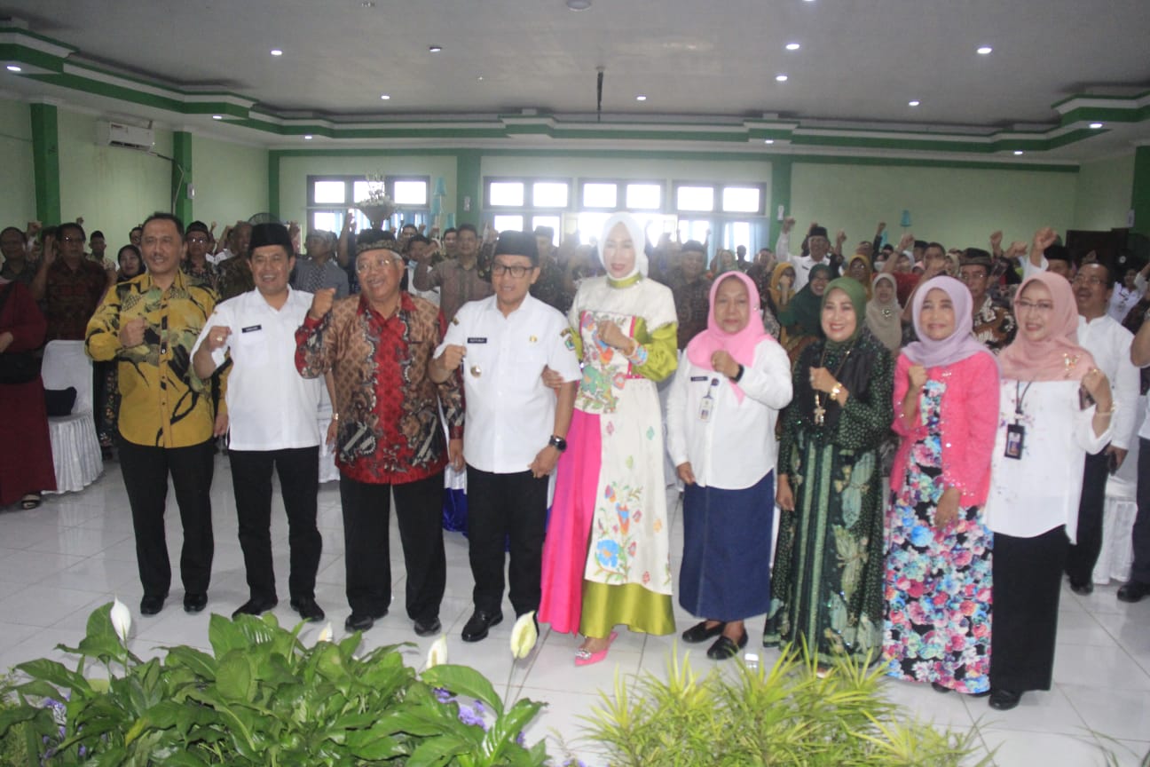 Walikota Malang H Sutiaji didampingi Kepala Dinas Pendidikan dan Kebudayaan, Suwarjana pose bersama para purna tugas dan tenaga pendidik dalam acara halal bihalal