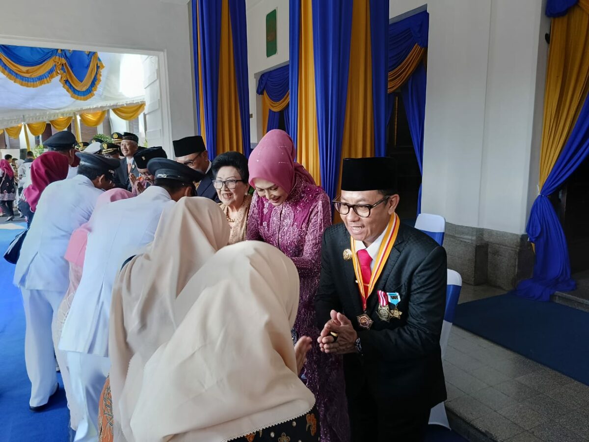 Walikota Malang H Sutiaji menerima ucapan selamat dari para peserta usai upacara Hardiknas (ist)