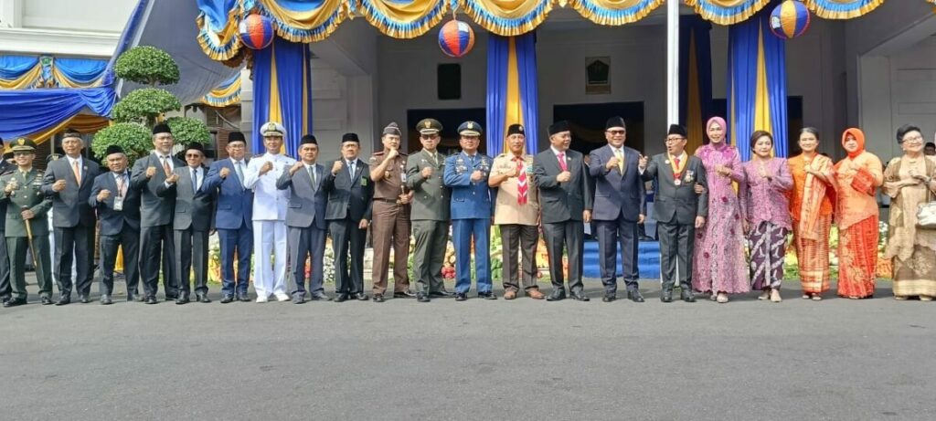 Walikota H Sutiaji dan Forkopimda Kota Malang pose bersama usai upacara Hardiknas