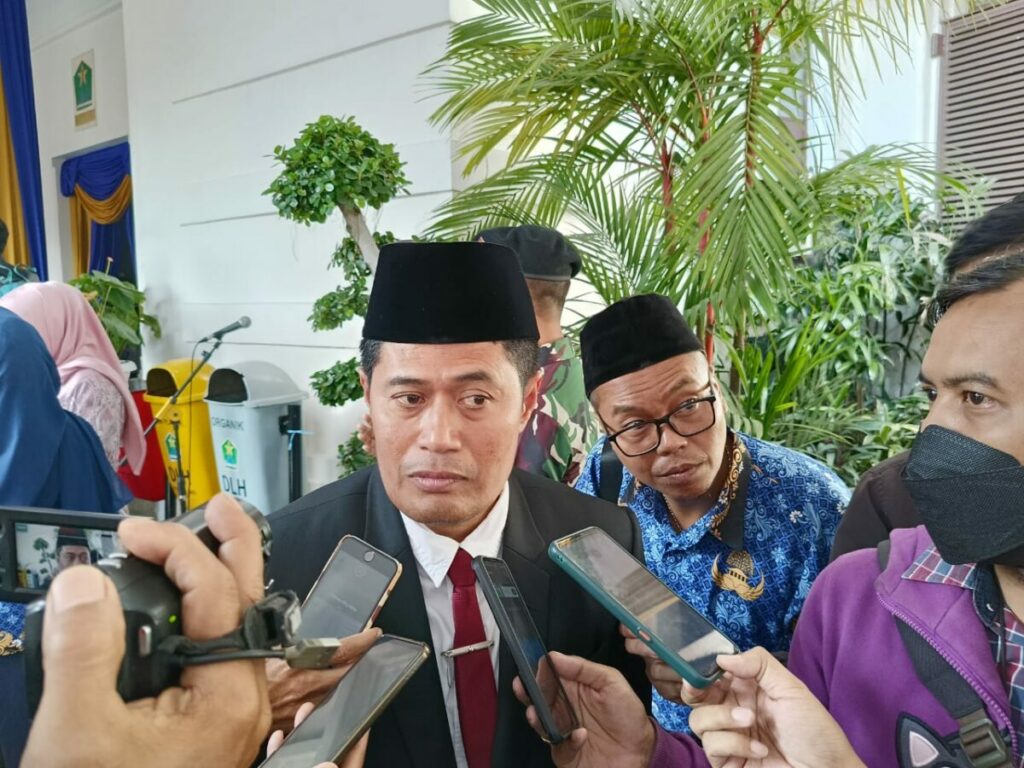 Kepala Dinas Pendidikan dan Kebudayaan Kota Malang, Suwarjana, memberikan keterangan kepada wartawan usai upacara Hardiknas