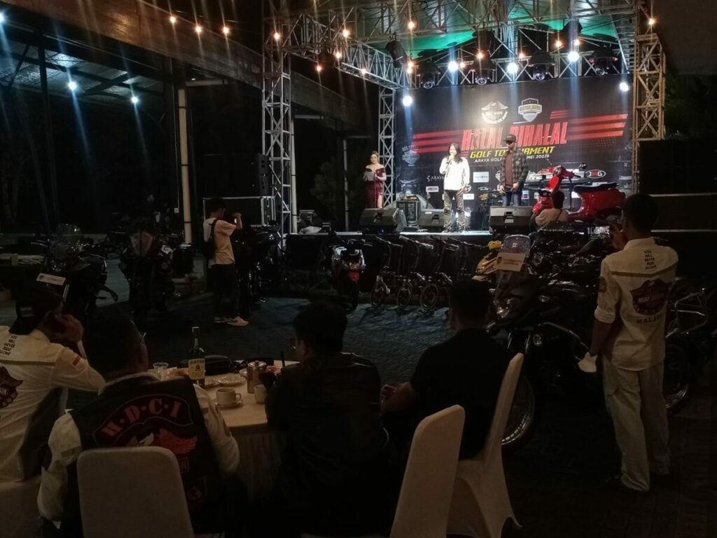 Suasana malam penuh hadiah dalam rangkaian kegiatan Halal Bihalal yang digelar HDCI Malang dengan menggandeng komunitas Bikers Vanchris Bigbike Malang