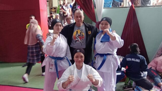 Beberapa atlet Karate FORKI Kota Malang peraih medali dalam ajang Kejuaraan 4th National Open Karate Championship 2023 (ist)
