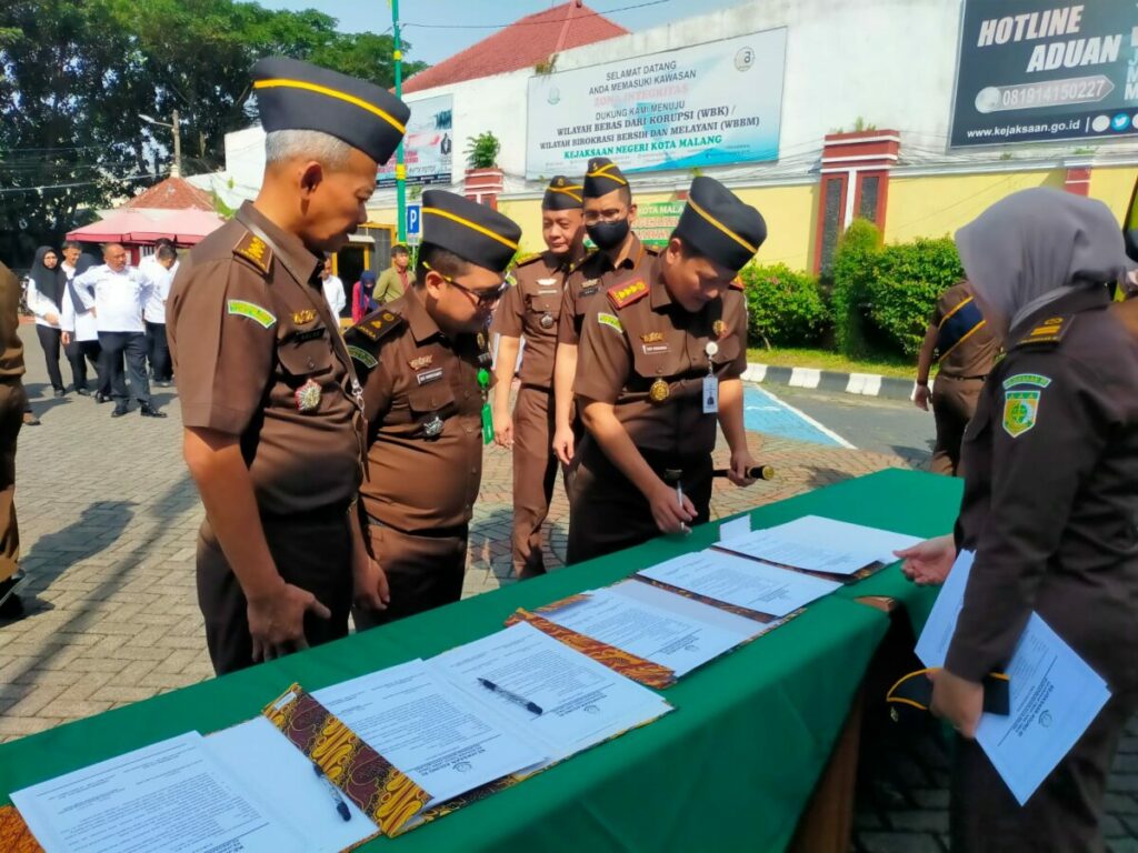 Penandatangan Pakta Integritas sebagai komitmen bersama dalam pencanangan zona integritas di Kejaksaan Negeri Kota Malang (dok. Kejari)