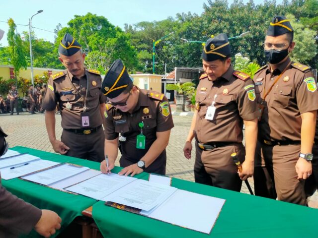Penandatangan Pakta Integritas sebagai komitmen bersama dalam pencanangan zona integritas di Kejaksaan Negeri Kota Malang (dok. Kejari)