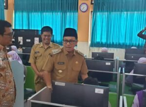 Walikota Malang, H Sutiaji didampingi Kepala Dinas Pendidikan dan Kebudayaan, Suwarjana, saat memantau pelaksanaan ujian kelulusan dasar disalah satu sekolah
