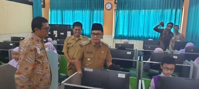 Walikota Malang, H Sutiaji didampingi Kepala Dinas Pendidikan dan Kebudayaan, Suwarjana, saat memantau pelaksanaan ujian kelulusan dasar disalah satu sekolah