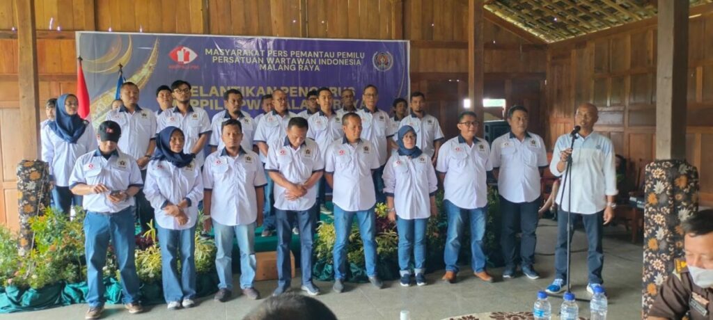 Ketua MAPPILU PWI Jawa Timur, Mahmud Suhermono saat melantik pengurus MAPPILU PWI Malang Raya masa bakti 2022/2025