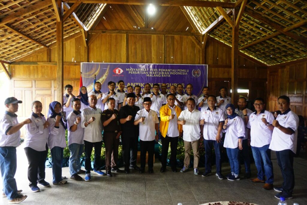 Pengurus MAPPILU PWI Malang Raya pose bersama Walikota Sutiaji, Wakil Walikota, Sofyan Edi Jarwoko serta Ketua DPRD Kota Malang, I Made Riandiana Kartika