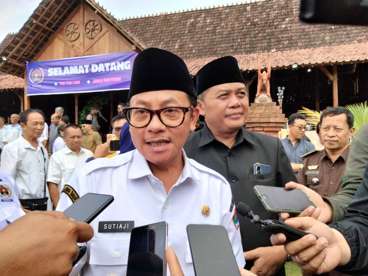 Walikota Malang, H Sutiaji memberikan keterangan kepada wartawan usai menghadiri pelantikan pengurus MAPPILU PWI Malang Raya masa bakti 2022-2025
