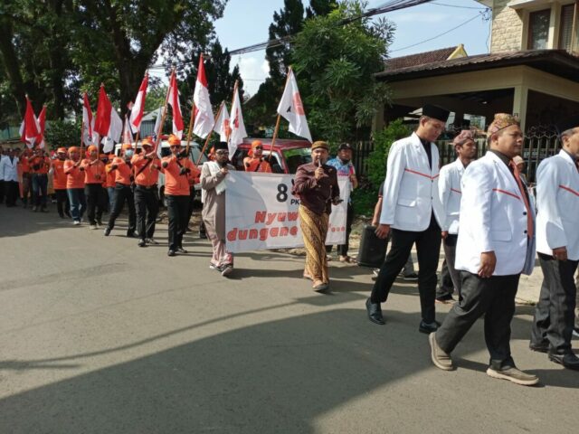 WhatsApp Image 2023-05-12 at 11.34.03 (1) Dengan diiringi alunan Gending Kebo Giro, Dewan Pimpinan Daerah (DPD) Partai Keadilan Sejahtera (PKS) Kota Malang mendaftarkan bakal calon legislatif (bacaleg) ke Komisi Pemilihan Umum (KPU) Kota Malang, Jumat, (12/05/2023).