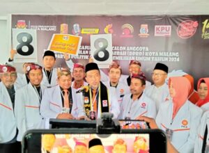 Ketua DPD PKS Kota Malang, Ernanto Djoko Purnomo didampingi Bacaleg memberikan keterangan kepada wartawan (ft.cholil)