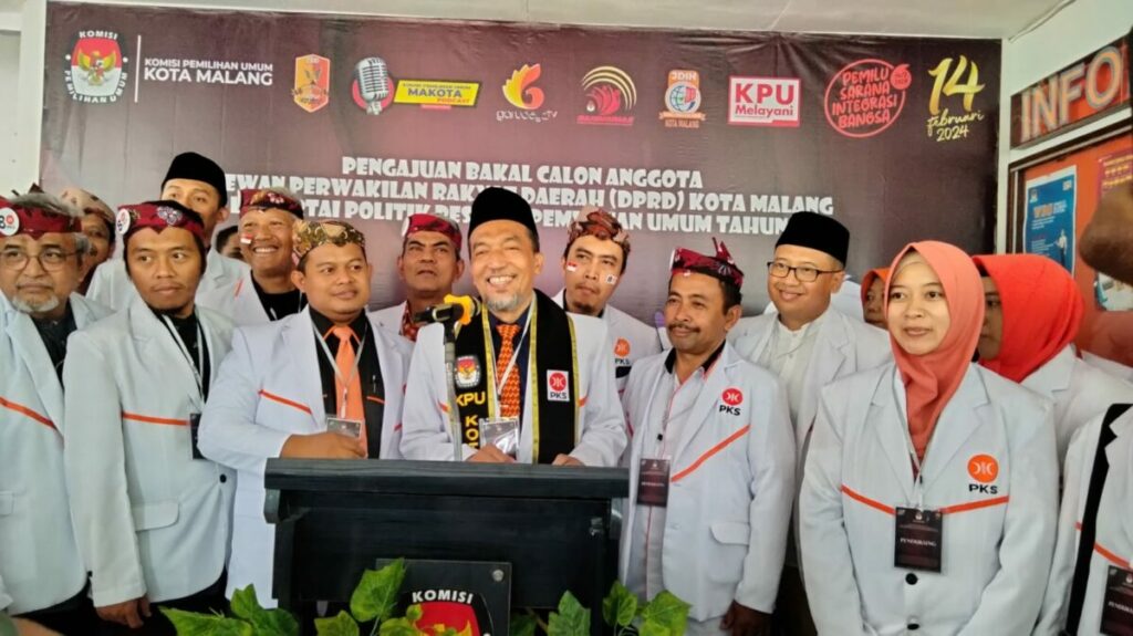 Ketua DPD PKS Kota Malang, Ernanto Djoko Purnomo didampingi Bacaleg memberikan keterangan kepada wartawan (ft.cholil)